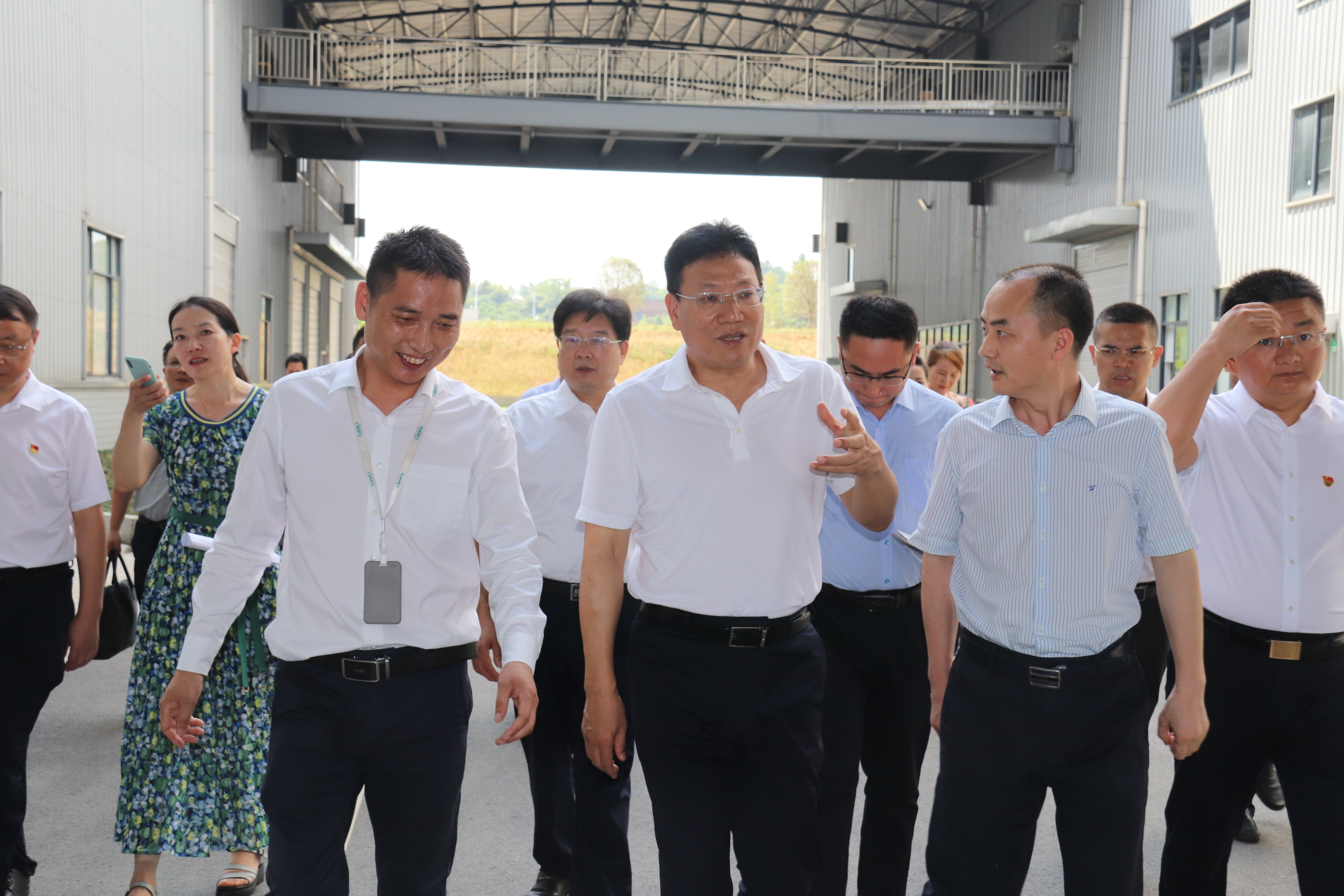 中共邵陽(yáng)市委委員、常委、副書(shū)記華學(xué)健等來(lái)我公司進(jìn)行了參觀調(diào)研